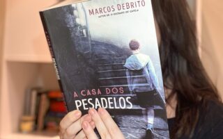 Luiza com o exemplar de 'A casa dos pesadelos' nas mãos