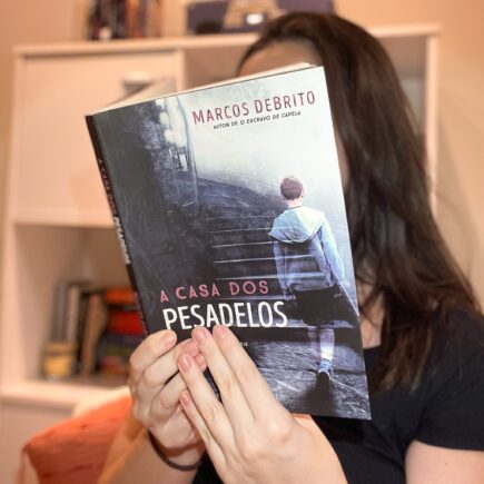 Luiza com o exemplar de 'A casa dos pesadelos' nas mãos
