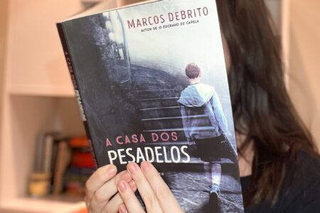 Luiza com o exemplar de 'A casa dos pesadelos' nas mãos
