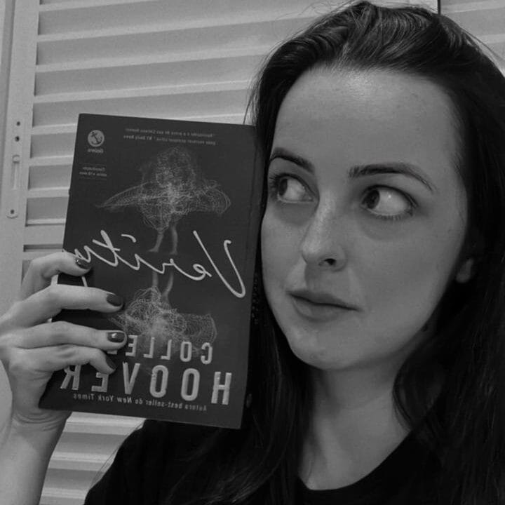 O livro de suspense Verity é intrigante e com uma escrita muito fluida e viciante. Traz uma importante reflexão sobre as relações e o comportamento humano.